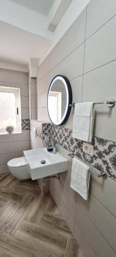 2V1 - Blloku Zy Apartment ติรานา ภายนอก รูปภาพ