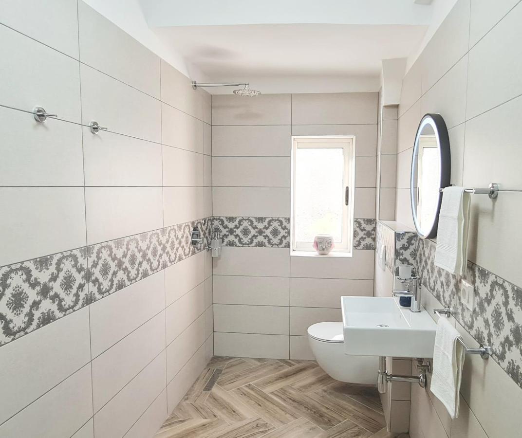 2V1 - Blloku Zy Apartment ติรานา ภายนอก รูปภาพ
