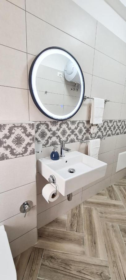 2V1 - Blloku Zy Apartment ติรานา ภายนอก รูปภาพ